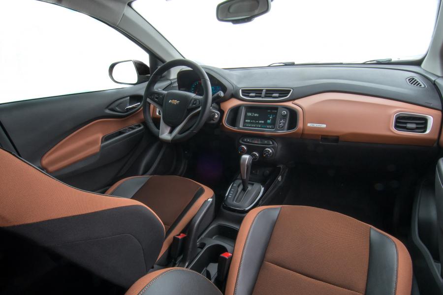 Интерьер Chevrolet Onix Activ 2016 года  (фото 20 из 44)